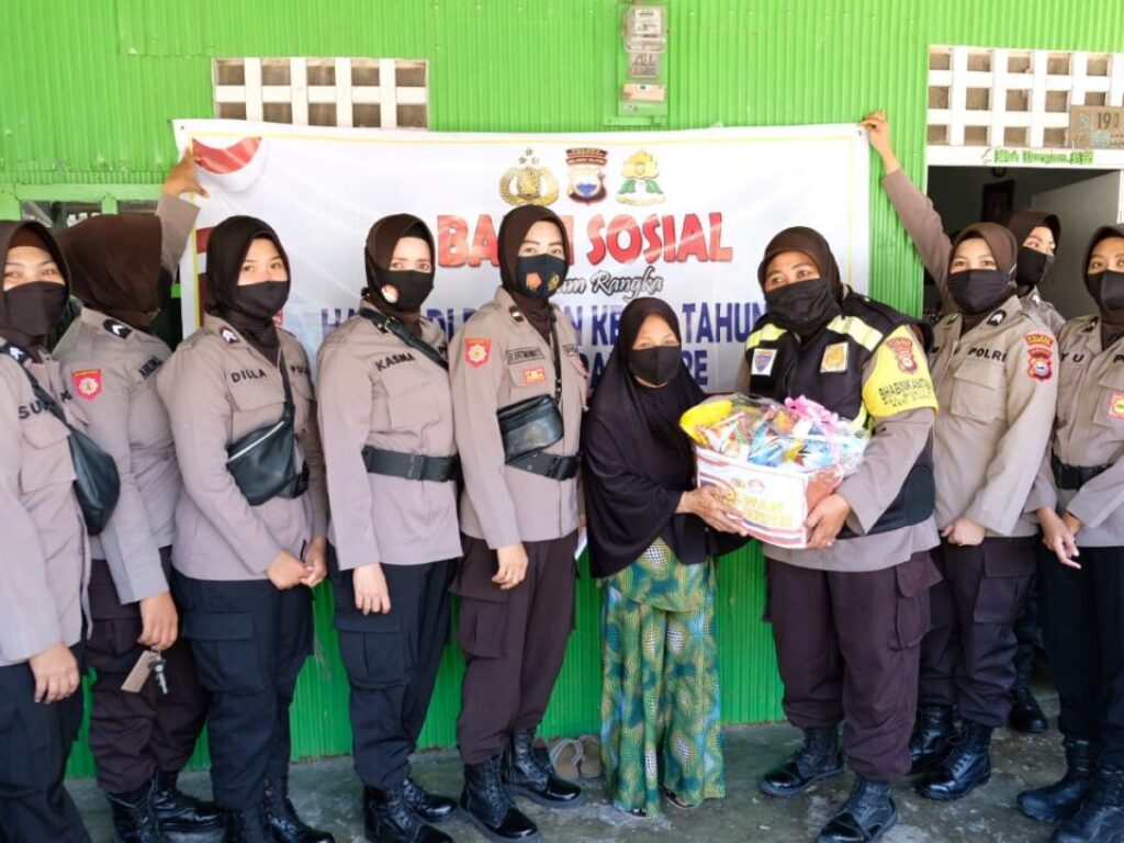 Sambut Hari Jadi Polwan ke-72, Polwan Polres Parepare Bagikan Bantuan pada Warga
