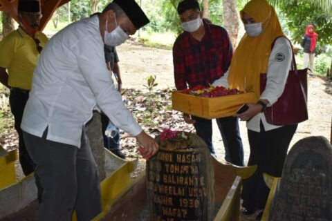 Pasangan Thorig Husler-Budiman Ziarah ke Makam Tokoh Pembangunan Luwu Timur