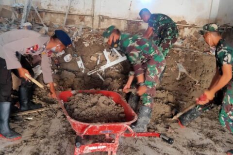 Brimob Baebunta dan TNI Bakti Sosial, Bersihkan Rumah Korban Banjir di Luwu Utara