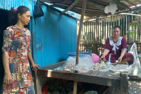 Dikunjungi Tim Anir-Lutfi, Pengupas Bawang Curhat Susahnya Cari Kerja di Pangkep