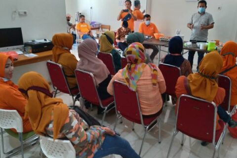 Emak-emak Pendukung Anir-Lutfi Dilatih Bikin Kue