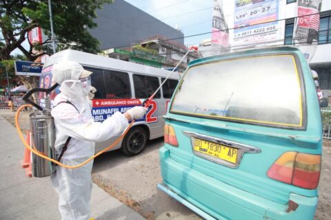 Canangkan Gerakan Angkot Bebas Covid-19, Appi-Rahman Semprot Disinfektan Petepete
