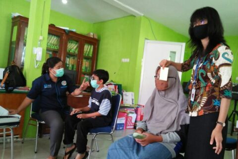 Dinkes Sinjai Gandeng HKI Pemeriksaan Mata dan Bagikan Kacamata Gratis