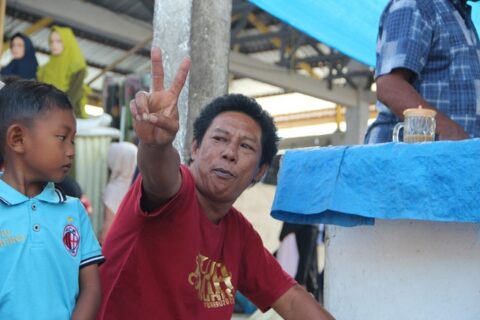 Menaikkan 2 Jari Sambil Berfoto Jadi Tren di Kalangan Masyarakat Barru