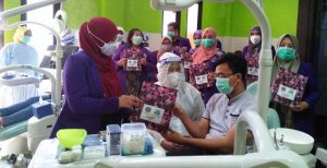 Hari Kesehatan Nasional, PDGI Sinjai Bagikan Suvenir di Poli Gigi RSUD Sinjai