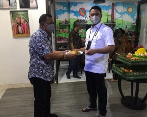 Hadir di Hari Ulang Tahun Bupati Sinjai, Ketua DPRD Sinjai Diberi Nasi Tumpeng