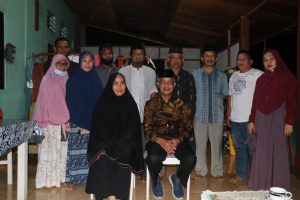 Malam-malam Warga Madello Datang Sampaikan Dukungan ke Aska Mappe
