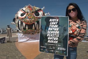 Monster Plastik ‘Serang’ Kota Makassar