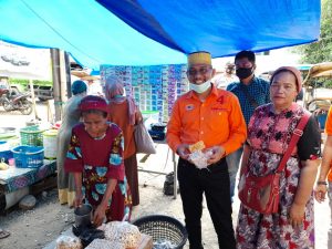 Santai Jelang Debat Kedua, Lutfi Belanja di Pasar Padang Lampe