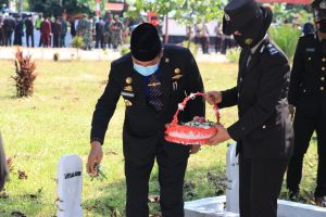 Bupati Luwu Tabur Bunga di Taman Makam Pahlawan Belopa