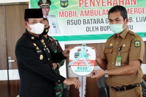 Bupati Luwu Serahkan Tiga Ambulans untuk RSUD Batara Guru