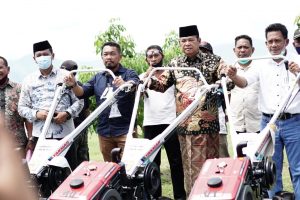 50 Kelompok Tani di Luwu Terima Bantuan Traktor Tangan, Diserahkan Langsung Bupati