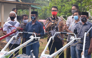 Petani di Sinjai Gembira Terima Engkol Mesin Hand Traktor dari Bupati ASA