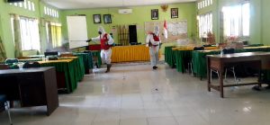 Antisipasi Covid-19, Ruang Kelas SMAN 4 Luwu Disemprot Disinfektan