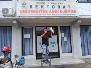 Mahasiswa ini Unjuk Rasa Seorang Diri, Begini Tuntutannya