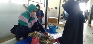 Pedagang Udang Keluhkan Kurangnya Pembeli di Pasar Tradisional Suli