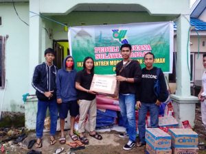 Tim Relawan IKA PMDS Komisariat IAIN Palopo Jalan Kaki saat Salurkan Bantuan