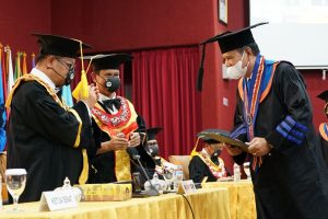 Raih IPK Tertinggi, Basmin Mattayang Wisudawan Terbaik Program Doktor di UNM