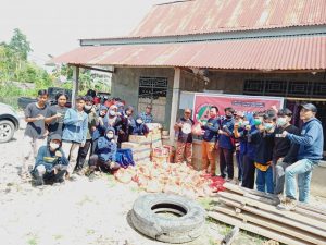 Karang Taruna Puang Massawae Desa Tombang Salurkan Bantuan di Lamasi Timur