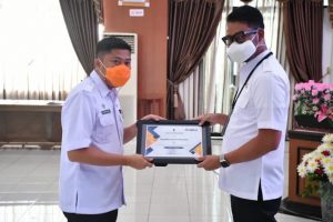 Bupati ASA Beri Penghargaan ke ASN Terbaik di Pemkab Sinjai