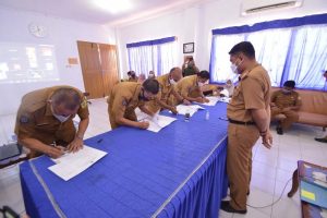 Pejabat dan Pengawas Diskominfo Sinjai Tanda Tangan Perjanjian Kinerja 2021