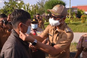 Imbau Warga Patuhi Prokes, Bupati ASA bagi Masker ke Pengguna Jalan