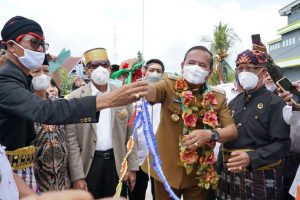 Basmin Mattayang Resmikan Pembangunan Gapura, Nilai Proyek Rp 176 Juta