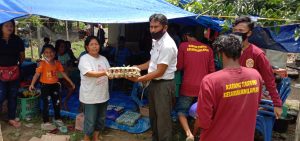 Pemerintah Kecamatan Lamasi, Karang Taruna, dan Mahasiswa KKN UNCP Salurankan Donasi   