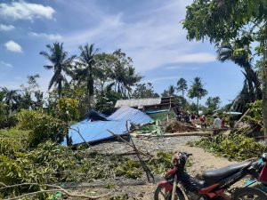 Angin Puting Beliung Terjang Lamasi Timur, 10 KK Mengungsi di Masjid