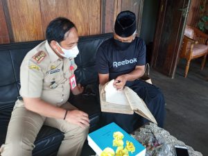 Kadis Perpustakaan dan Kearsipan Luwu Pimpin Penelusuran Arsip Kuno di Baruga Arung Senga