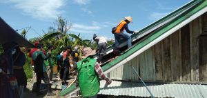 30 Relawan AFP Bersihkan Rumah Warga dan Salurkan Logistik Korban Puting Beliung Luwu