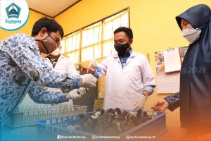 Bupati Bantaeng Serahkan 400 Bantuan Bibit Ternak Ayam Kampung Unggul