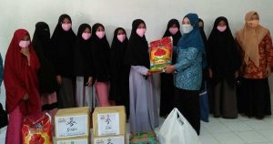 Plt Kepala Dinsos dan Organisasi Wanita di Sinjai Salurkan Santunan ke Panti Sosial