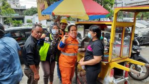 Gelar Jumat Berbagi, Tim UQ Pegasus Bagikan 100 Kupon Makan Siang