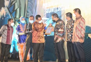 Raih Penghargaan 1 Ekonomi Kreatif Pinisi Award, Danny Siap Lanjutkan Pembangunan Makassar