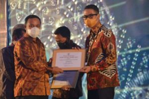 Jadikan Sinjai Kabupaten Ramah Investasi dan Inovatif, Bupati ASA Terima Pinisi Sultan Award 2021