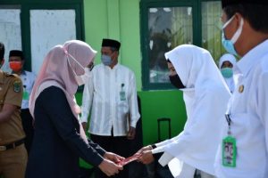 HAB ke-75, IDP Serahkan Satyalancana Karya Satya kepada 22 Pegawai Kemenag