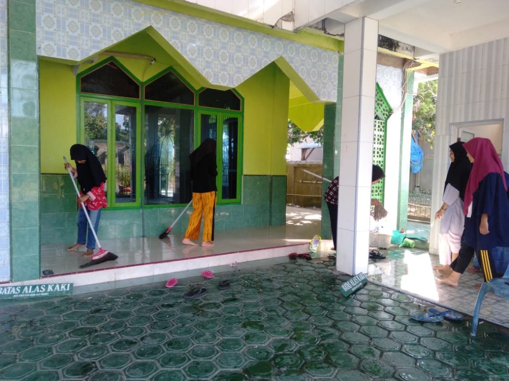 Bersihkan Masjid, Remaja Masjid Babussa’adah Cerekang: Berlomba Mencari Amal di Bulan Ramadan