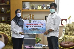 Dua Pelaku Usaha Perikanan di Lutra Terima Pinjaman Modal Kerja Senilai Ratusan Juta