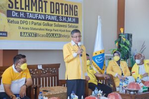 Taufan Pawe Santuni Anak Yatim dan Bantu Pelaku UMKM di Bone