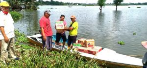 Legislator Makassar Nasir Rurung Serahkan Bantuan Sembako ke Korban Banjir