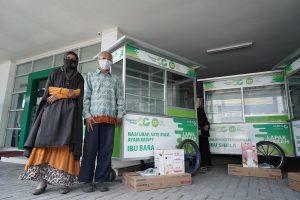Pegadaian dan Inisiatif Zakat Indonesia Bantu Tiga Gerobak untuk Pengusaha Kecil