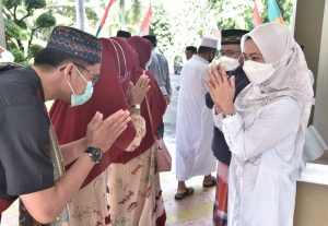 Terapkan Prokes Ketat, Bupati dan Wakil Bupati Salat Idulfitri di Halaman Kantor Pemda