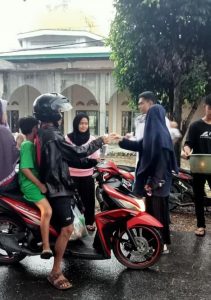 Alumni SMAN 9 Lutra Berbagi Takjil Gratis kepada Pengguna Jalan