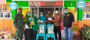 Mahasiswa IAIN Palopo Penerima Beasiswa Basnaz Ikut Distribusikan Zakat di Kelurahan Sampodo