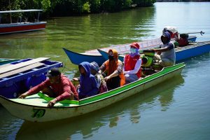 Anir Sumbang Karpet dan Uang Tunai ke Masjid Terapung Pangkep