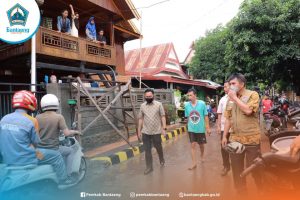 Ilham Azikin Begadang Bantu Warga Korban Banjir Bantaeng