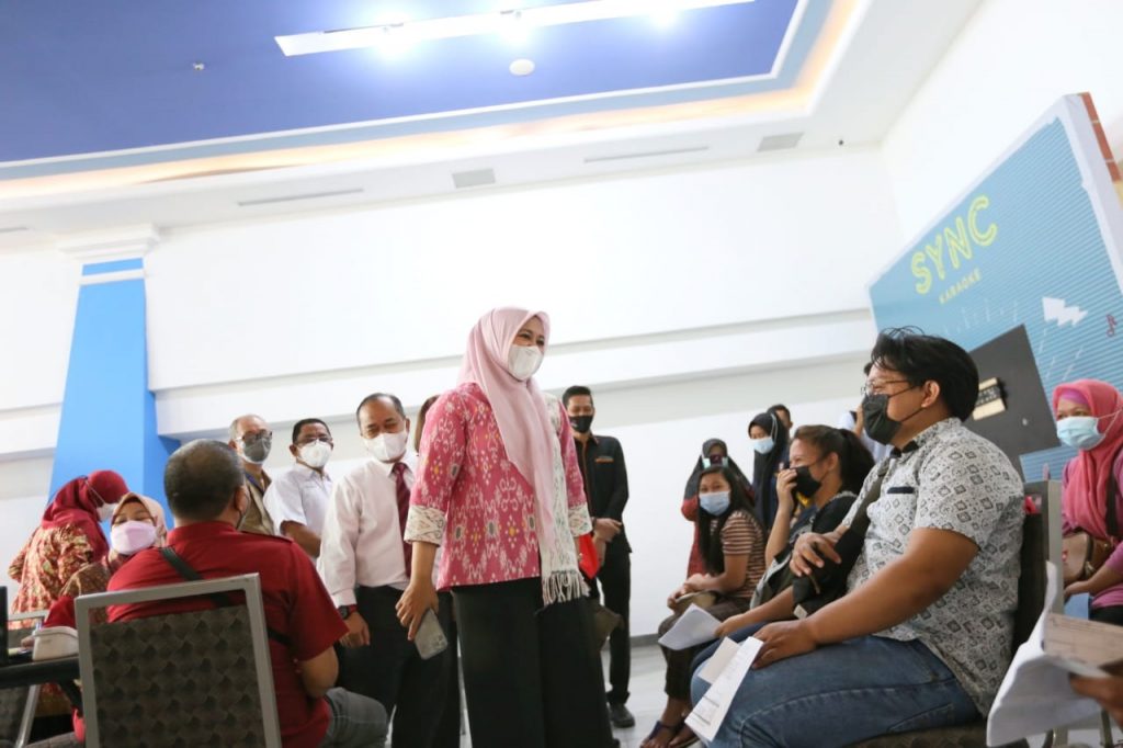 Fatma Pantau Wisata Vaksin Gratis yang Digelar PHRI Makassar
