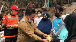 Wabup Enrekang Asman Serahkan Bantuan kepada Korban Kebakaran di Desa Potokkulin