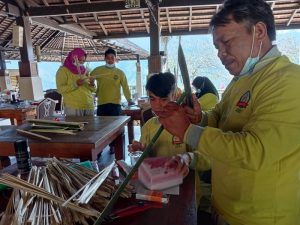 Dispopar Enrekang Latih Pemuda Buat Kerajinan Bambu